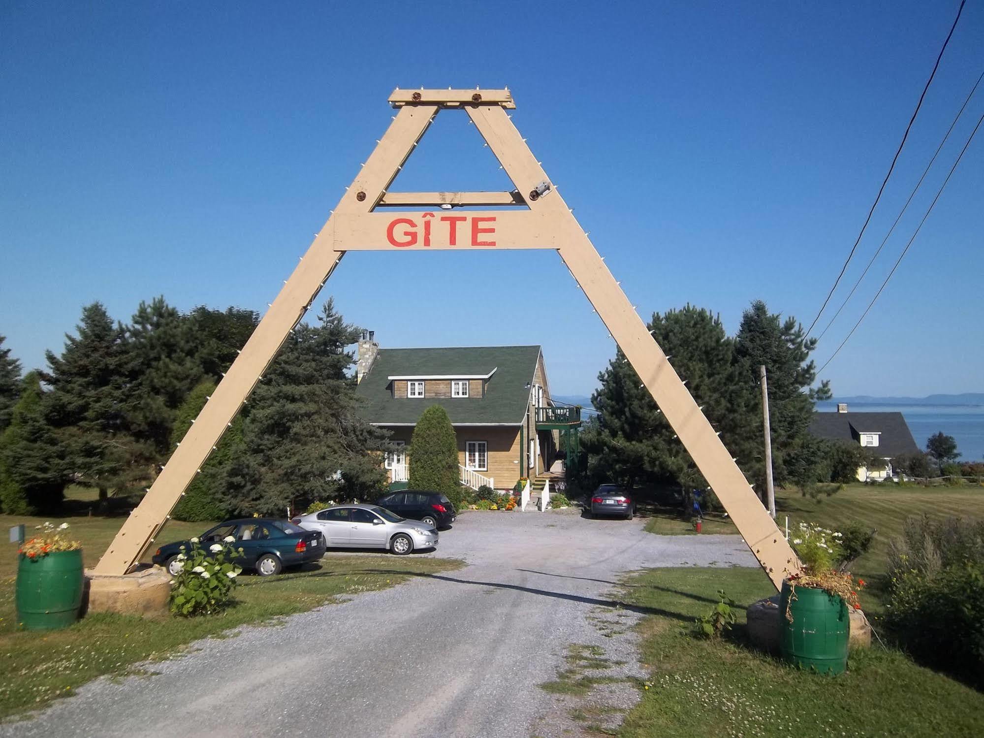 Gite La Halte Du Verger Bed And Breakfast รีวีแยร์-ดู-ลู ภายนอก รูปภาพ